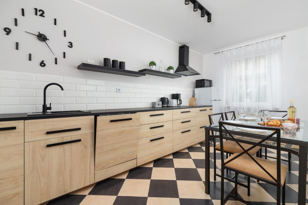Pleasant Apartment With Terrace Cracow By Noclegi Renters Krakow Luaran gambar