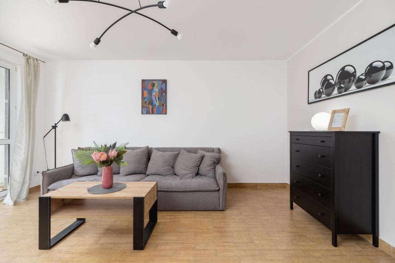 Pleasant Apartment With Terrace Cracow By Noclegi Renters Krakow Luaran gambar