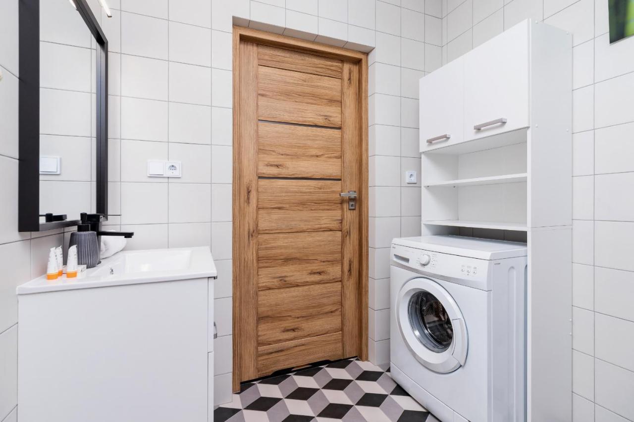 Pleasant Apartment With Terrace Cracow By Noclegi Renters Krakow Luaran gambar